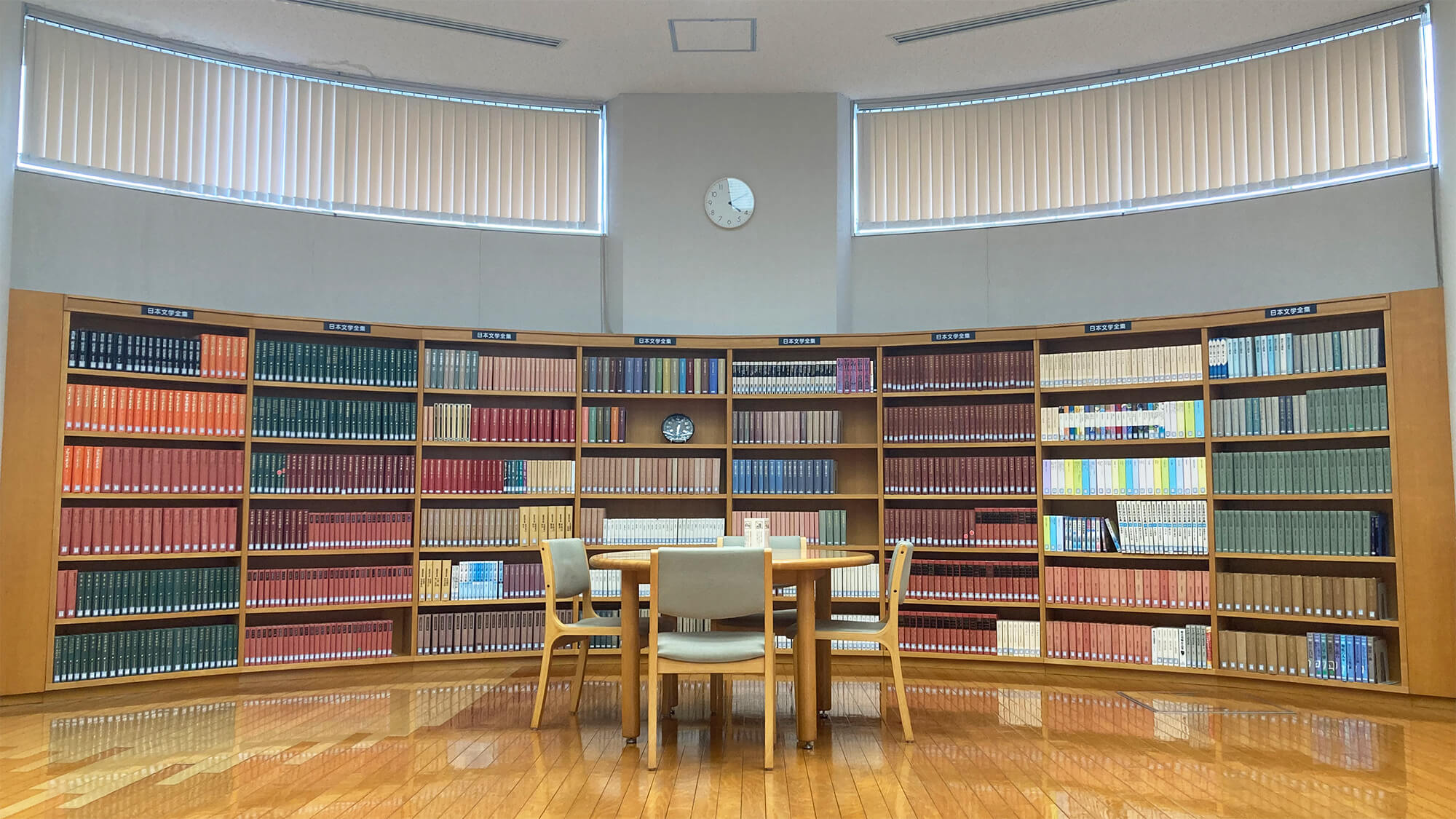 能代図書館内観